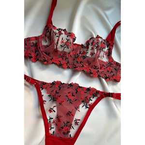 Ensemble de lingerie de haute qualité avec détails floraux rouges, soutien-gorge rembourré sans armatures, effet push-up, logo brodé, et string assorti. - Product Image 3
