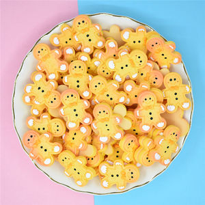 Cabochons en résine à dos plat en forme d'hommes en pain d'épices de Noël pour la fabrication de bijoux DIY, la décoration de pinces à cheveux, de coques de téléphone et comme garniture pour slime - Product Image 4