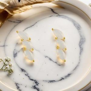 ต่างหูห่วงทองเหลืองชุบทอง18K รูปทรงเรขาคณิตของใบไม้สำหรับใส่ทำงานออฟฟิศเก๋ไก๋แฟชั่นไซเรนหรูหรา - Product Image 4