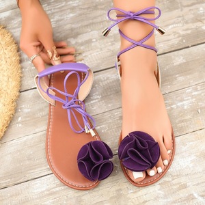 Sandalias planas con decoración floral 3D para mujer, con cordones y correa en el tobillo, punta abierta, estilo bohemio, zapatos casuales de verano - Product Image 1