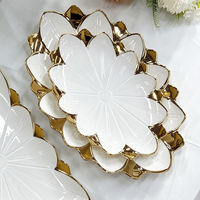 Ovale keramische plaat met gouden rand, reliëfbloem, wit porselein, luxe serveerschaal, huishoudelijk fruit, dessert, snack, serviesgoed