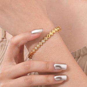 Brazalete Geométrico Abrible de Acero Inoxidable Chapado en Oro de 18K con Incrustaciones de Circonia Cúbica Blanca, Joyería Elegante a Prueba de Agua - Product Image 5