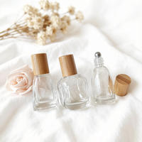 Bouteille à bille en verre transparent de 10ml avec couvercle en bambou et bouteille de parfum d'huiles essentielles de forme spéciale de rouleau en acier à vendre