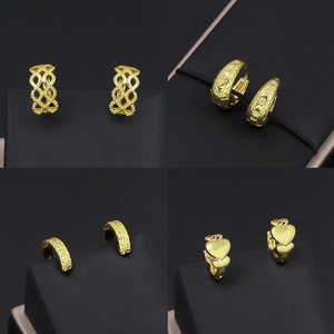 Boucles d'oreilles Huggie géométriques tendance pour femmes JXX Factory, plaquées or 24 carats, en laiton, prix de gros - Product Image 1
