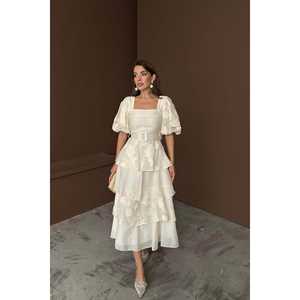 เดรสชีฟองทรงเอไลน์สีเบจสุดหรู แขนทรงบอลลูน พิมพ์ลายดอกไม้ ผ้าซีทรูหลายชั้น ชุดราตรี คอเหลี่ยม เอวทรงธรรมชาติ - Product Image 4