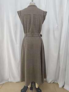 Robe midi rétro à carreaux pour femmes, sans manches, boutonnée, ceinturée, coupe évasée, avec poches, tenue décontractée pour tous les jours - Product Image 3