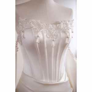 Nouvelles robes de mariée en satin blanc, stock d'usine, design développé en interne, production en <span class=keywords><strong>grande</strong></span> quantité, vente de liquidation, robe de mariée élégante - Product Image 4