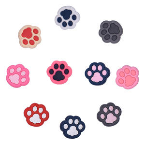 HY 2026 Novedad al por mayor: Adornos y accesorios <span class=keywords><strong>de</strong></span> PVC con diseño <span class=keywords><strong>de</strong></span> <span class=keywords><strong>huellas</strong></span> <span class=keywords><strong>de</strong></span> perro, coloridos y bonitos, <span class=keywords><strong>para</strong></span> <span class=keywords><strong>zapatos</strong></span> <span class=keywords><strong>de</strong></span> perro. - Product Image 1