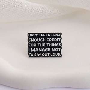 Pin de esmalte con citas sarcásticas, de aleación de zinc fundido, con baño de níquel negro, con la frase 'No obtengo casi suficiente reconocimiento por las cosas que hago'. - Product Image 3