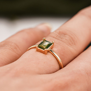 Anello con Gemma Taglio Smeraldo Geometrico T0971 in Oro Giallo con Montatura a Griffe, Gioiello Raffinato da Donna per Fidanzamento - Product Image 3