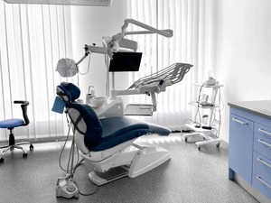 Fauteuil médical dentaire de qualité supérieure avec lampe opératoire LED réglable et traitement intégré, disponible au meilleur prix - Product Image 4