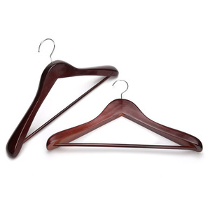Cintres en <span class=keywords><strong>bois</strong></span> <span class=keywords><strong>de</strong></span> luxe épaissis à épaules larges, en <span class=keywords><strong>bois</strong></span> massif, antidérapants, écologiques et durables <span class=keywords><strong>pour</strong></span> magasins <span class=keywords><strong>de</strong></span> vêtements et supermarchés - Product Image 4