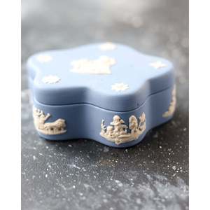 Boîte en forme d'étoile Wedgwood Jasperware Celeste par Gabriella P. England, décorée de chérubins et de scènes pastorales, pour rangement décoratif - Product Image 2