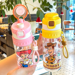 Botella de agua de plástico para niños con función de pulverización, diseño de Toy Story, doble pajita, portátil, a prueba de fugas, con colgante. - Product Image 2