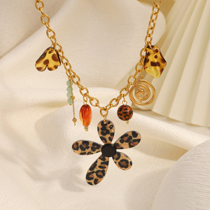 Collier en acier inoxydable avec pendentif fleur imprimé léopard plaqué or 18 carats, bijoux tendance style automne-hiver - Product Image 3