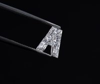 Pendentifs en diamant de laboratoire de forme alphabet OM GEMS Modèle 04, couleur D, certifiés IGI, diamant taillé princesse percé au laser