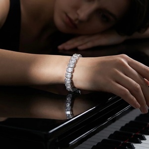 Pulsera de Diamantes Symphony con Bisel de Esmeralda - Oro de 9k, 14k, 18k - Product Image 2