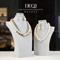 Présentoirs personnalisés pour bijoux : Supports en velours pour colliers, bagues, pendentifs et bustes de mannequins pour magasins