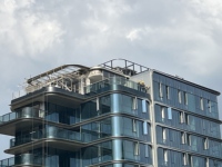 Porte-fenêtre de villa moderne en alliage d'aluminium avec verre miroir unidirectionnel - Verre de confidentialité magnétique horizontal pivotant haut de gamme sur mesure