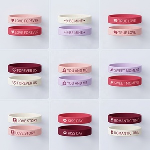 Braccialetti in Gomma Stampati per San Valentino, Design Personalizzato a Cuore, Ecologici, all'Ingrosso, Regalo per Coppie di <span class=keywords><strong>Febbraio</strong></span>, Omaggio per Eventi - Product Image 1