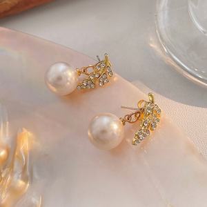 Boucles d'oreilles pendantes élégantes et tendance pour femmes et jeunes filles, design feuille de luxe, imitation perle, plaqué or 14 carats, bijoux en acier inoxydable pour soirée - Product Image 3