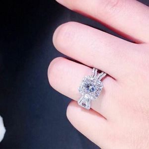Anello di Fidanzamento con Zirconia Cubica a Pavé Completo per Donne, Fede Nuziale Romantica dallo Stile Elegante - Product Image 4