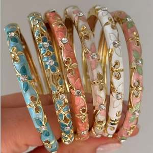 Brazalete Ajustable de Esmalte Floral para Mujer, Patrón de Flores Coloridas, Regalo para Mejores Amigas y Damas de Honor, Hecho de Aleación de Zinc - Product Image 6