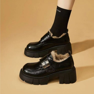 2025 nuevos zapatos planos de terciopelo de cuero genuino para mujer de estilo británico, mocasines de aumento de suela gruesa ligera de algodón cálido para invierno - Product Image 4