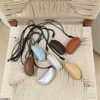 Porte-clés, porte-monnaie, sac à rouge à lèvres, accessoires polyvalents et mignons en PU, texture tendance de cette saison, pour toutes les saisons