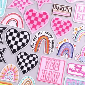 Parches Bordados Termoadhesivos de la Serie Rosa con Diseño de Leopardo, Mariposa y Corazón, con Logotipo Personalizado, para Ropa y Gorras Trucker - Product Image 2
