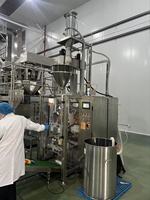 Machine VFFS pour grains de café avec valve unidirectionnelle, machine de fabrication de sacs à café avec valve de dégazage, machine d'emballage quad-scellée pour café