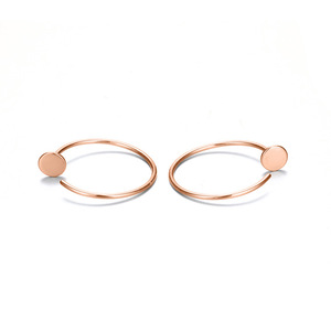 Pendientes Huggie de Acero Inoxidable Chapados en Oro de Moda EManco - Joyería Creativa y Personalizada - Product Image 5