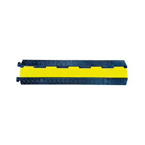 Seguridad vial Bloqueo apretado duradero Joroba <span class=keywords><strong>para</strong></span> exteriores Cubierta de alambre de PVC amarillo 2 canales <span class=keywords><strong>Protector</strong></span> de cable de goma negro - Product Image 1