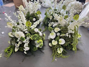 Centrotavola di Lusso con Sfere Floreali Rosa e Bianche con Fogliame Verde, Composizioni Floreali per Decorazioni da Tavolo per Matrimoni - Product Image 4