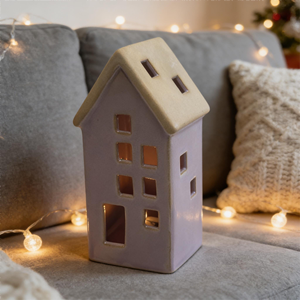 Décoration de <span class=keywords><strong>chalet</strong></span> en céramique avec toit givré et lumière LED - Accent saisonnier pour l'hiver et les fêtes - Product Image 4