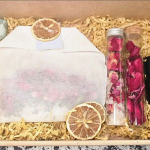 Natth สีชมพูเกลืออาบน้ำสมุนไพรหิมาลัยขัดผิวนุ่มด้วยถุงชากรองเกลือที่มีกลิ่นที่ทำความสะอาดอย่างนุ่มนวล - Product Image 1