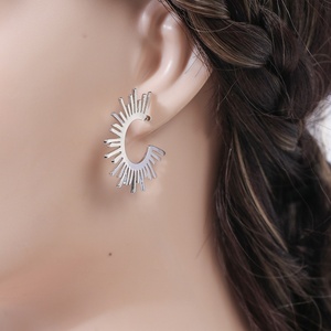 European Style Sun Charm Earrings Minimalist C-shaped Ear <b>Studs</b> Retro Jewelry Women Ins Viral Dainty Earrings Wholesale - Product Image 4