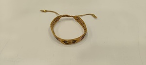 Bracelet artisanal Sstringz en perles Miyuki Delica dorées, noires, ivoire crème et multicolores, avec motif géométrique tribal réglable - Product Image 3