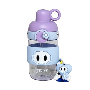 Botella de agua Yanis3 Tritan de 560 ml con diseño de dibujos animados para niñas, taza portátil de doble uso con pajita y llavero. - Product Image 2