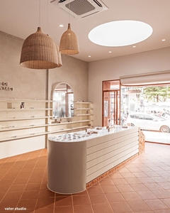 Aménagement intérieur d'un magasin d'<span class=keywords><strong>opticien</strong></span> : Vitrine à lunettes en bois é<span class=keywords><strong>l</strong></span>égante avec éclairage LED et tiroirs - Product Image 4