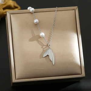 Collar de Moda para Mujer, Chapado en Oro de 18K, Acero Inoxidable, Resistente al Agua, con Colgante de Cola de Pez e Imitación de Perla Francesa, Antideslustre - Product Image 3