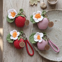 Porte-clés Fraise en Tissu OEM ODM, Charme de Sac Fraise Fleur Mignonne pour Décoration de Sac à Dos, Cadeaux et Assortiment Quotidien