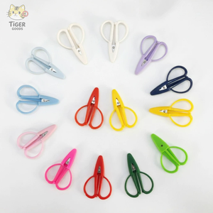 Mini Forbici Colorate Portatili, Tagliafilo, Forbici da Ricamo, Forbici di Sicurezza per Studenti con Cappuccio in Silicone, Mini Forbici Tascabili - Product Image 1