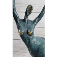 Statue d'art moderne en bronze contemporain de luxe, sculpture humaine en laiton poli pour la décoration de clubs haut de gamme