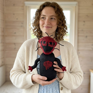 Muñeco de Peluche Aika Trending, Figura Espeluznante, Coleccionable, Fenómeno de Terror - Product Image 4