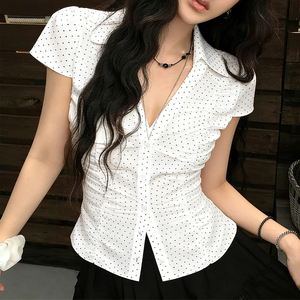 สไตล์ฝรั่งเศสแบบพรีปปี้ ลายจุด คอวี จับจีบเอว เสื้อแขนสั้นแบบพื้นฐาน สาวหวาน ดูอ่อนเยาว์ ใช้งานได้หลากหลาย เสื้อเชิ้ตลำลอง - Product Image 2