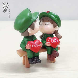 Poupées de couple de soldats enlacés en résine, miniatures pour décorations de gâteaux, décorations pour la Saint-Valentin - Product Image 2