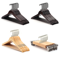Cintres en bois naturel noir économiques pour vêtements, manteaux et pantalons, personnalisables avec logo, vente en gros