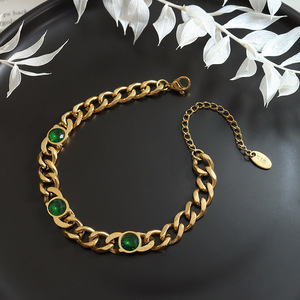 Conjunto de Joyería Estilo Cubano en Color Dorado con Circonitas Blancas y Verdes, Collar y Brazalete para Mujer, Estilo Vintage - Product Image 2