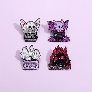 Cadeaux d'Halloween Broche Métal Pin Badge Costume Enfants Collier Violet Squelette Chauve-Souris Fantôme Revers Chapeau Épingle en émail dur - Product Image 1